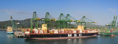 Panama City, Panama - 23 Ocak 2024: Panoramic view of vinçler Panama City limanına yanaşan MSC Cassandre konteyner gemisini boşaltıyor