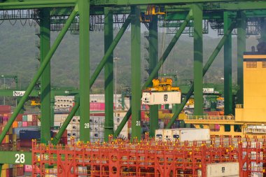 Panama Şehri, Panama - 23 Ocak 2024: Turnalar Panama limanına yanaşmış bir konteynır gemisini boşaltıyor