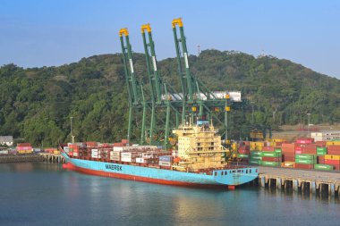Panama Şehri, Panama - 23 Ocak 2024: Vinçler Panama City limanına yanaşan konteyner gemisi Jens Maersk 'i boşaltıyor