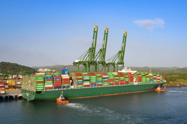 Panama Şehri, Panama - 23 Ocak 2024: Römorkörler konteyner gemisi Thalassa Doxa 'nın Panama City limanına yanaşmasına yardım ediyor