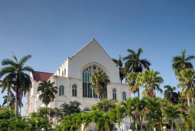 Panama Şehri, Panama - 22 Ocak 2024: Panama Şehri 'nin merkezi yakınlarında palmiye ağaçları olan kilise.