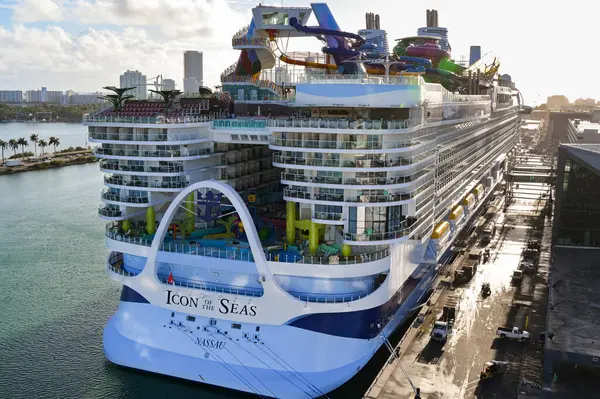 Miami, Florida, ABD - 27 Ocak 2024: Dünyanın en büyük yolcu gemisi olan Royal Carribean International tarafından işletilen Icon of the Seas 'ın arka görüntüsü