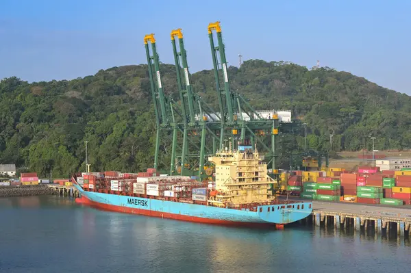 Panama Şehri, Panama - 23 Ocak 2024: Vinçler Panama City limanına yanaşan konteyner gemisi Jens Maersk 'i boşaltıyor