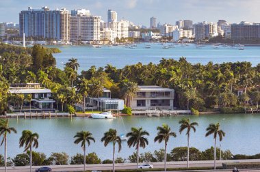 Miami, Florida, ABD - 27 Ocak 2024: Miami limanındaki lüks evler