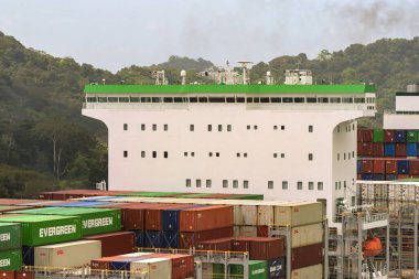 Panama Kanalı, Panama - 23 Ocak 2024: Geminin köprüsü ve konteynırları büyük bir konteyner gemisinin güvertesine istiflendi
