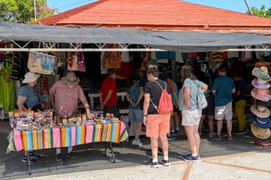 Acapulco, Meksika - 17 Ocak 2024: Şehir merkezi yakınlarındaki eski kasabada hediyelik eşya almak için alışveriş yapan turistler