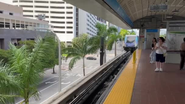 Miami Florida Usa December 2023 Tåg Anländer Till Station Förarlösa — Stockvideo