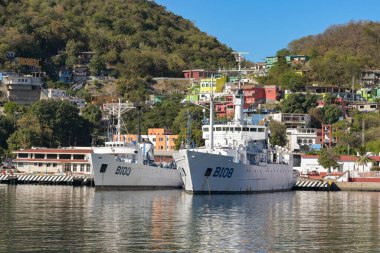 Manzallio, Meksika - 16 Ocak 2024: ARM Altair B103 ve ARM Rio Tecolutla B-108) Meksika donanmasının Manzanillo limanına demirlemiş tekneleri.