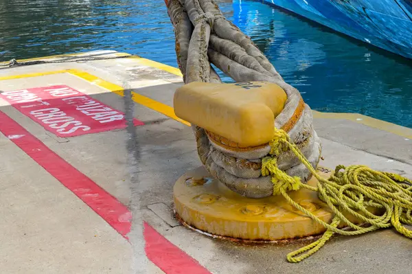 Manzallio, Meksika - 16 Ocak 2024: Manzanillo limanındaki bir gemi limanının etrafındaki ağır ipler.