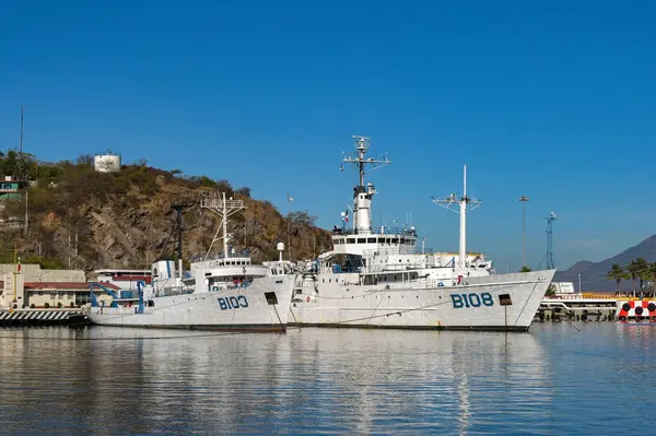 Manzallio, Meksika - 16 Ocak 2024: ARM Altair B103 ve ARM Rio Tecolutla B-108) Meksika donanmasının Manzanillo limanına demirlemiş tekneleri.