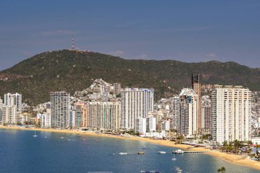 Acapulco, Meksika - 17 Ocak 2024: Acapulco sahilindeki otellerin manzarası