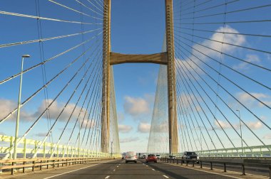 Chepstow, Galler, İngiltere - 10 Ocak 2024: Galler Prensi köprüsü üzerinden Severn Nehri üzerinden İngiltere 'ye trafik