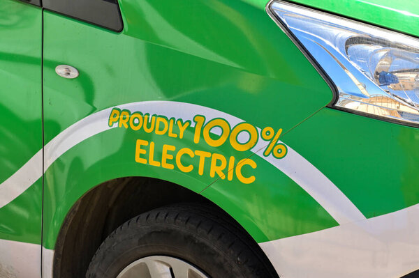 Валлета, Мальта 3 августа 2023 года: Сигнал сбоку электрического грузового фургона