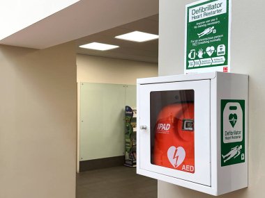 Strensham, Worcestershire, İngiltere - 15 Mart 2024: Acil bir durumda kullanmak üzere bir otoyol servis istasyonunun duvarında kalp defibrilatörü başlat