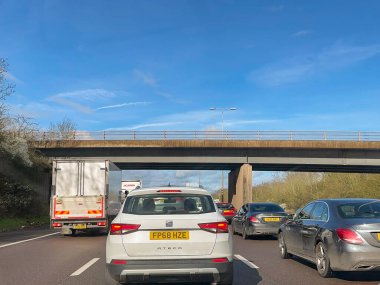 Birmingham, İngiltere - 16 Mart 2024: Birmingham yakınlarındaki M5 otoyolunda trafik kuyruğu