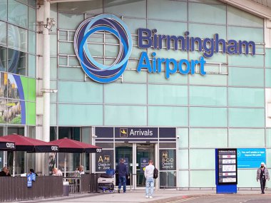 Birmingham, Worcestershire, İngiltere - 15 Mart 2024: Birmingham havaalanı terminali girişinin dış görüntüsü.