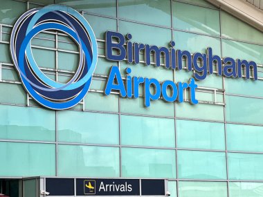 Birmingham, Worcestershire, İngiltere - 15 Mart 2024: Birmingham havaalanı terminal binasının dış görünümü.