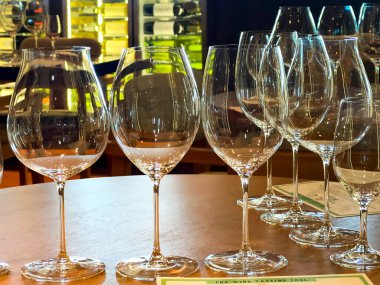 Bar Fior 'da bir masada temiz şarap kadehi seçimi bir şarap tatma etkinliği