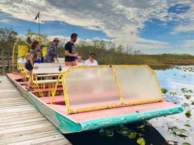 Everglades Ulusal Parkı, Florida, ABD - 4 Aralık 2023: İnsanlar eyaletin ulusal parkının bataklığını geçmek için bota biniyorlar