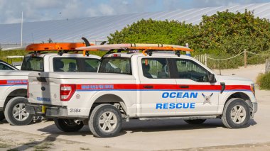 Miami Beach, Miami, Florida, ABD - 1 Aralık 2023: Miami South Beach yakınlarında park halindeki Okyanus Kurtarma Servisi kamyonları.