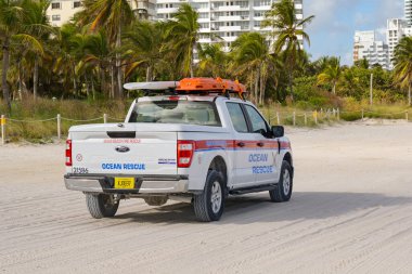 Miami Beach, Miami, Florida, ABD - 1 Aralık 2023: Miami South Beach 'te devriye gezen Okyanus Kurtarma Servisi.