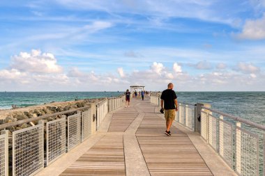 Miami Beach, Miami, Florida, ABD - 1 Aralık 2023: Miami South Beach 'in sonundaki South Pointe iskelesinde yürüyen insanlar.