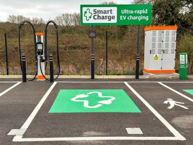 Pontyclun, Galler - 21 Mart 2024: Süpermarket otoparkında elektrikli araçlar için hızlı şarj noktası.
