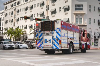 Miami Plajı, Miami, Florida, ABD - 1 Aralık 2023: Miami Güney Sahili yakınlarındaki bir caddede itfaiye aracı..