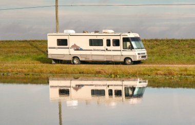 Everglades Ulusal Parkı, Florida, ABD - 4 Aralık 2023: Everglades 'te bir su kanalının yanında parketmiş bir karavan.
