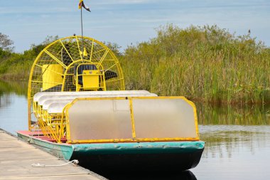 Everglades Ulusal Parkı, Florida, ABD - 4 Aralık 2023: Eyalet ulusal parkında bir iskele ile birlikte bataklık teknesi
