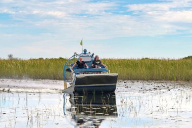 Everglades Ulusal Parkı, Florida, ABD - 4 Aralık 2023: Eyalet ulusal parkında deniz aşırı bir tekne gezisinde turistler