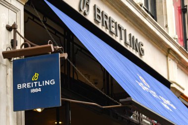 Londra, İngiltere, İngiltere - 28 Haziran 2023: Londra şehir merkezinde bir Breitling saat mağazasının önünde imza