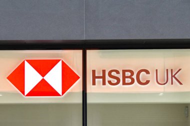 Londra, İngiltere, İngiltere - 27 Haziran 2023: Londra şehir merkezindeki HSBC bankasının bir şubesinin ön camında imza