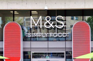 Londra, İngiltere, İngiltere - 27 Haziran 2023: Londra şehir merkezindeki Marks & Spencer şubesinin önünde imza at