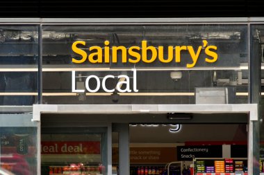 Londra, İngiltere, İngiltere - 27 Haziran 2023: Sainsbury 'nin Londra' nın merkezindeki Marble Arch 'taki süpermarket zincirinin bir şubesine giriş