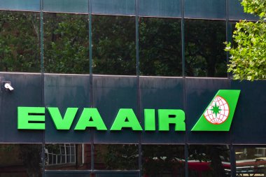 Londra, İngiltere, İngiltere - 28 Haziran 2023: Londra şehir merkezindeki Eva Air havayolu ofislerinin dışında büyük tabela