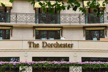 Londra, İngiltere, İngiltere - 28 Haziran 2023: Londra 'nın merkezindeki Park Lane' deki Dorchester Oteli 'nin ön görünüşü