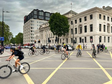Londra, İngiltere, İngiltere - 27 Haziran 2023: Bisikletçiler Londra şehir merkezindeki St Pancras tren istasyonu yakınlarındaki bir kavşağı geçtiler