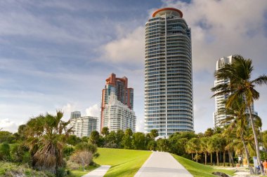 Miami, Florida, ABD - 1 Aralık 2023: Miami 'nin ünlü Güney Sahili' ndeki lüks apartman blokları