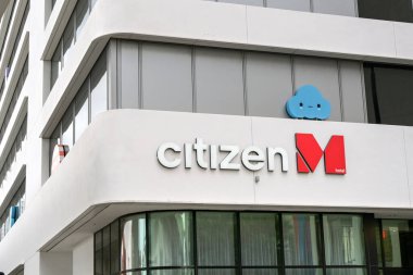 Miami, Florida, ABD - 4 Aralık 2023: Şehir merkezindeki Yurttaş M otelinin önünde imza