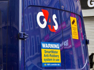 Londra, İngiltere, İngiltere - 28 Haziran 2023: Londra şehir merkezinde duran bir G4S güvenlik aracının arkasındaki tabelaların yakın görüntüsü