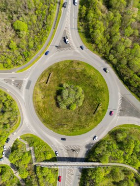 Pontypridd, Galler - 18 Nisan 2024: İHA 'nın Church Village çevre yolunun kavşağında trafiği izlemesi