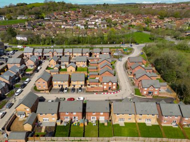 Pontypridd, Galler - 18 Nisan 2024: Pontypridd yakınlarındaki Llantwit Fardre 'da Bellway Homes' un yeni konut geliştirme çalışmalarının insansız hava aracı görüntüsü,