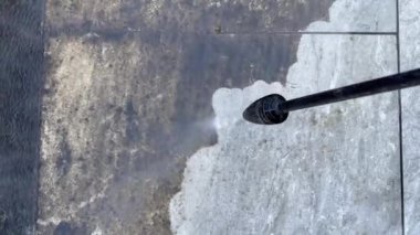 Yüksek basınçlı yıkama makinesi kirli bir bahçe avlusunu temizlerken önce ve sonra aradaki farkı gösteriyor. Kimse yok.. 