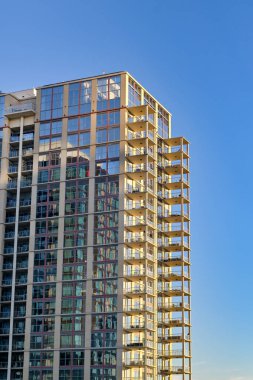 Austin, Teksas, ABD - 9 Şubat 2023: Austin şehir merkezindeki modern apartman bloklarının dış görünümü