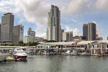 Miami, Florida, ABD - 1 Aralık 2023: Miami 'deki Bayside Market Place' in rıhtım manzarası