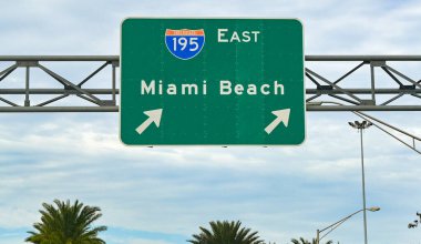 Miami, Florida, ABD - 4 Aralık 2023: Şehrin Miami Beach bölgesine giden yolu gösteren ana yolun üzerinde yol işareti