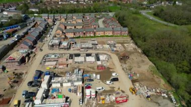 Pontypridd, Galler, İngiltere 18 Nisan 2024: Güney Galler 'de yeni bir konut inşaatının insansız hava aracı görünümü