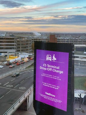 Londra, İngiltere, İngiltere - 29 Kasım 2023: Londra Heathrow Havaalanı 'ndaki Terminal 3' ün girişinin önünde arabalar ve otobüsler.