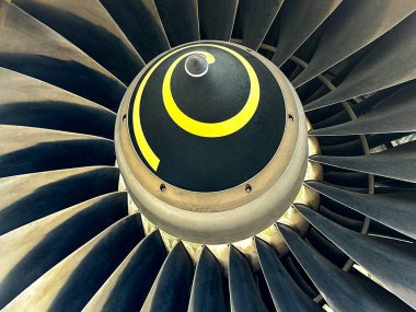 Modern bir turbofan jet motorunun pervane pervanelerini kapat